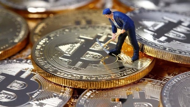 Mineração de bitcoins (Foto: Reuters via BBC)