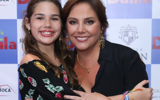 Tal mãe, tal filha: Heloísa Périssé posa com caçula em festa no Rio