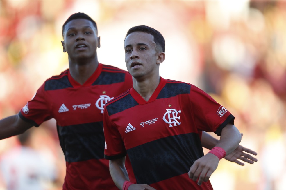 Matheus Gonçalves e Matheus França comemoram gol sobre o São Paulo — Foto: Gilvan de Souza/Flamengo