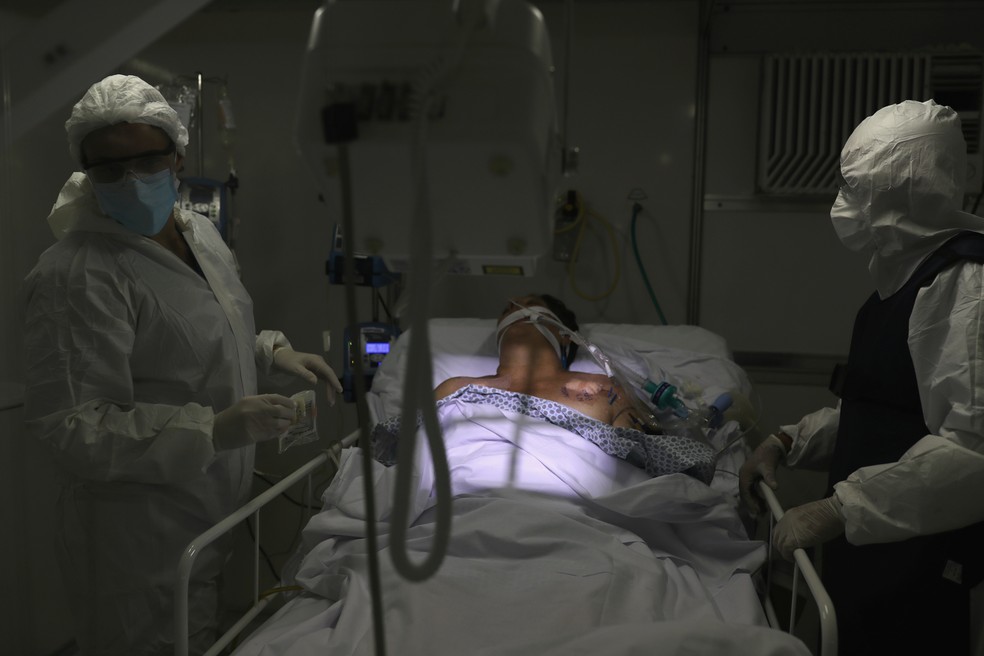 SP - Paciente internado em Guarulhos, na Grande São Paulo, durante pandemia de coronavírus — Foto: REUTERS/Amanda Perobelli