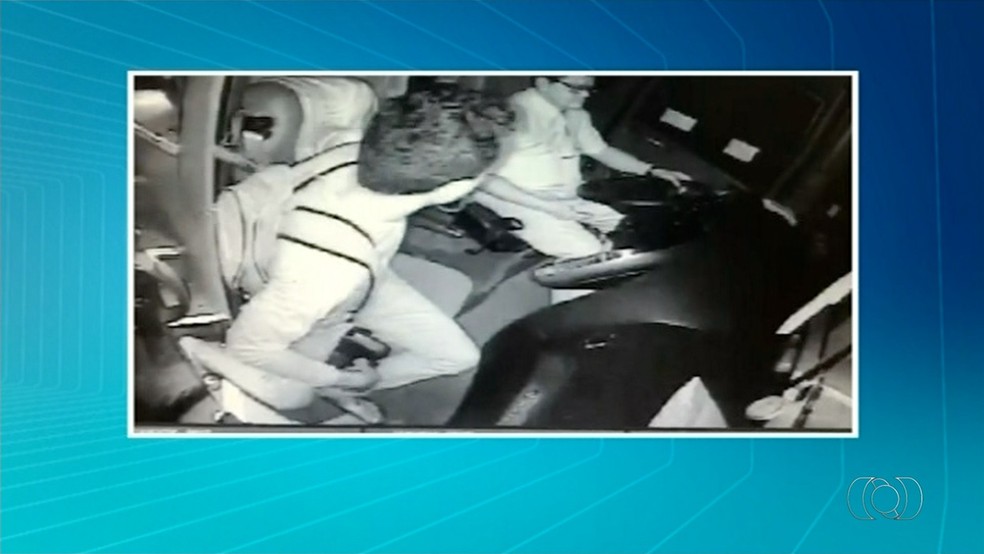 Irmão foram identificados através de câmeras de segurança de ônibus (Foto: Reprodução TV Anhanguera)