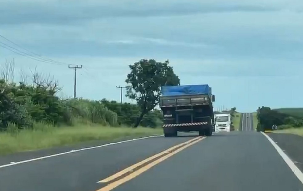 Caminhão trafega na contramão em rodovia de Oscar Bressane a Rancharia (SP) — Foto: Marcos Paiva/TV TEM