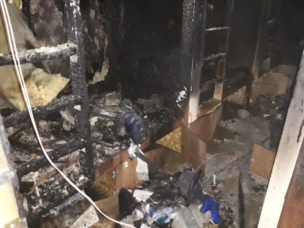 Fogo teria se alastrado nos colchÃµes. Em SÃ£o Petersburgo, quarto onde brasileiros estavam hospedados pegou fogo (Foto: Guilherme Rosas/Arquivo pessoal)