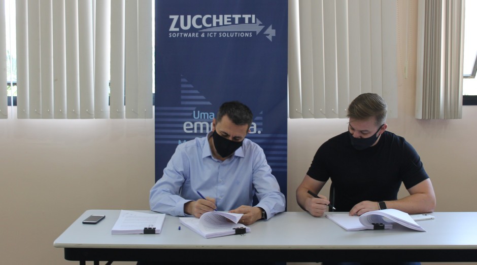 Alessio Mainardi (Zucchetti) e Wagner Muller (Compufour) assinando contrato de fusão (Foto: Compufour/Divulgação)