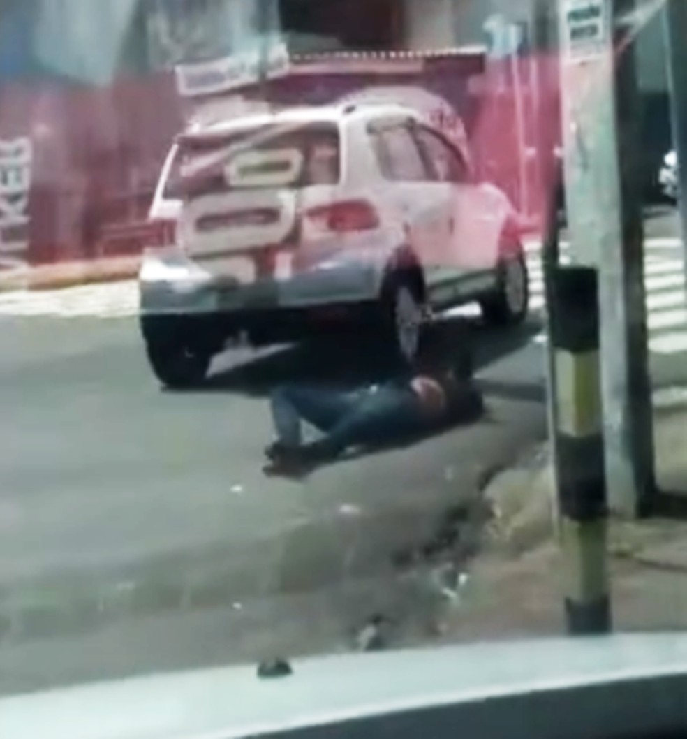 Mulher é arrastada por ruas da Zona Leste de Natal — Foto: Inter TV Cabugi/Reprodução 