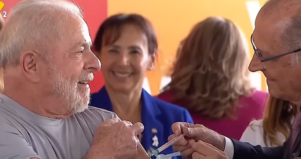 O presidente Lula foi vacinado com a quinta dose contra a Covid pelo vice-presidente Geraldo Alckmin — Foto: Reprodução/TV Brasil