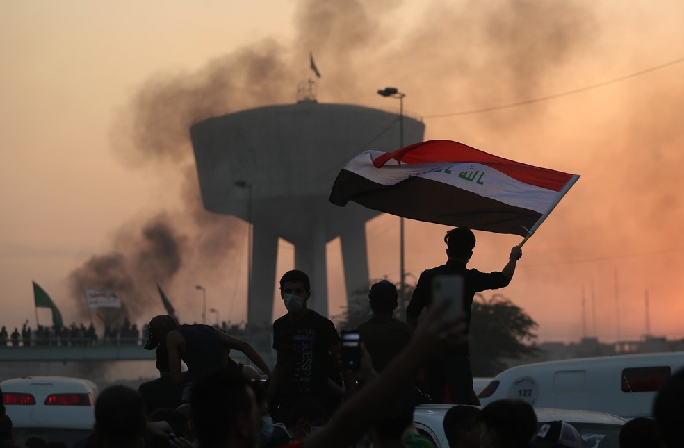 Manifestantes fecham ruas e fazem piquetes em Bagdá, capital do Iraque, nesta quarta-feira (2) — Foto: Hadi Mizban/AP Photo