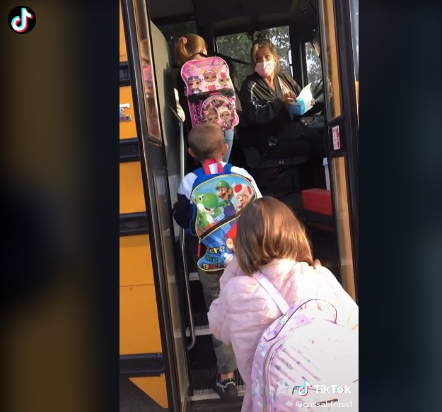 Mãe e motorista de ônibus escolar discutem após mãe pedir que ela não gritasse com as crianças (Foto: Reprodução/TikTok/cassahfrass1)