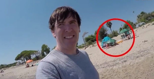 O bebê Jace ficou na areia (Foto: Reprodução/YouTube)