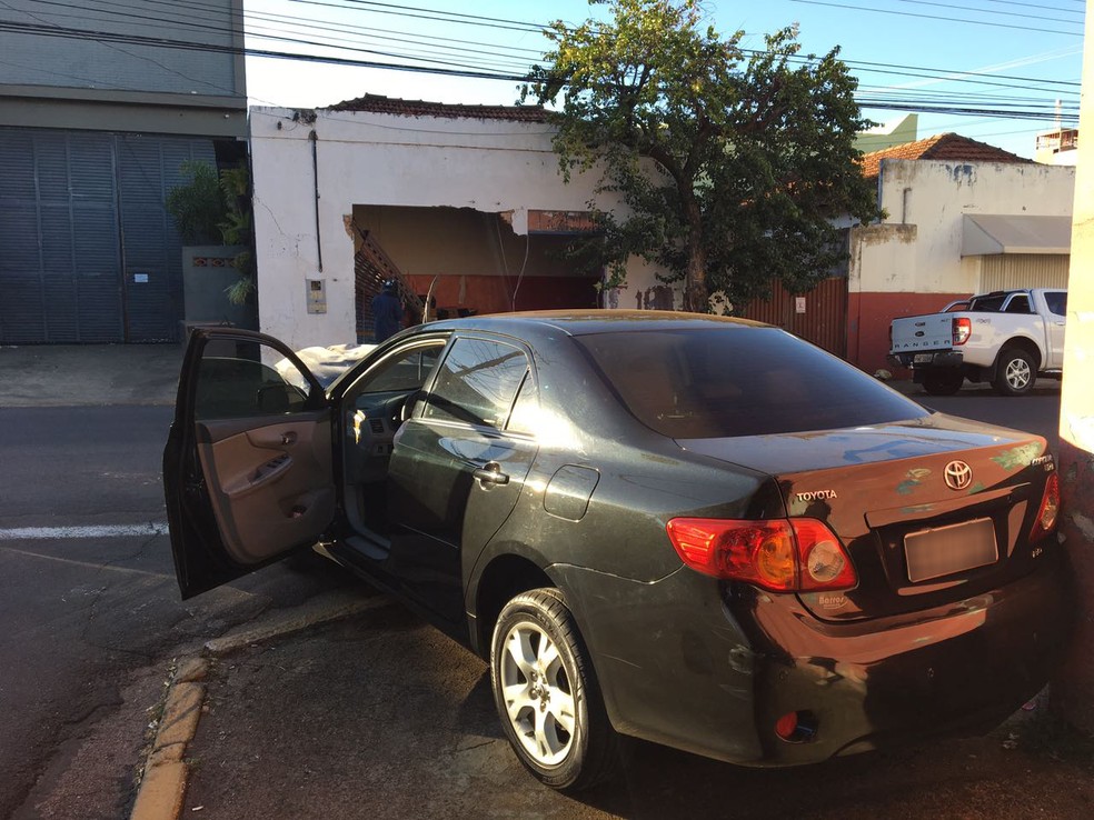 Carro destruiu parede de depósito de peças, em Presidente Prudente (Foto: David de Tarso/TV Fronteira)