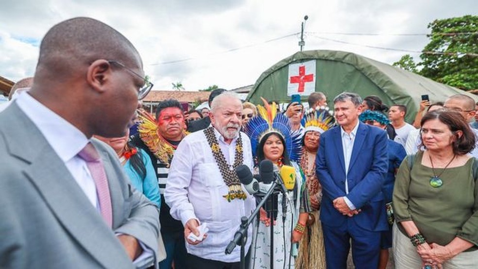 Lula faz pronunciamento ao lado da comitiva de ministros e de lideranças indígenas — Foto: RICARDO STUCKERT/PR
