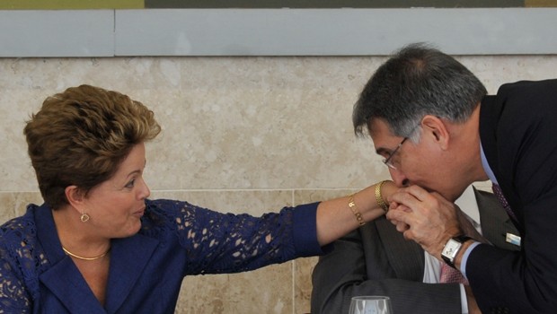Dilma e o ministro do Desenvolvimento, Fernando Pimentel, durante a solenidade de anúncio de investimentos em inovação tecnológica (Foto: Antonio Cruz / Agência Brasil)