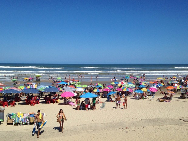 Com tempo bom, beira da praia ficou lotada em Capão da Canoa (Foto: Roberta Salinet/RBS TV)