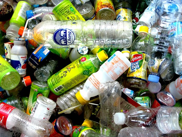 Garrafas de plástico PET, um dos poluentes sólidos mais persistentes do planeta (Foto: Twentyfour Students/CC)