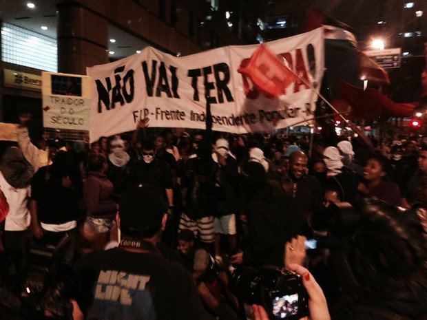 Grupo de mascarados se juntou a ex-ocupantes do terreno da Oi (Foto: Marcelo Elizardo / G1)