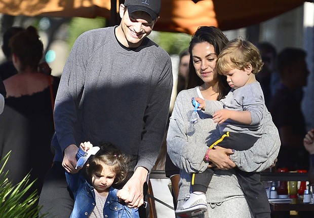 Mila Kunis, Ashton Kutcher e os filhos, Wyatt e Dimitri (Foto: Grosby Group)