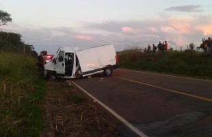 Colisão entre pick-up e van deixou três feridos entre Araraquara e Guarapiranga (Foto: Gabriela Martins/Tribuna Impressa)