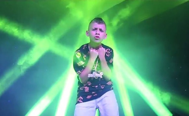 MC Pedrinho, 12 anos, no clipe de 'Dom dom dom', que já teve mais de 14 milhões de visualizações no YouTube (Foto: Divulgação)
