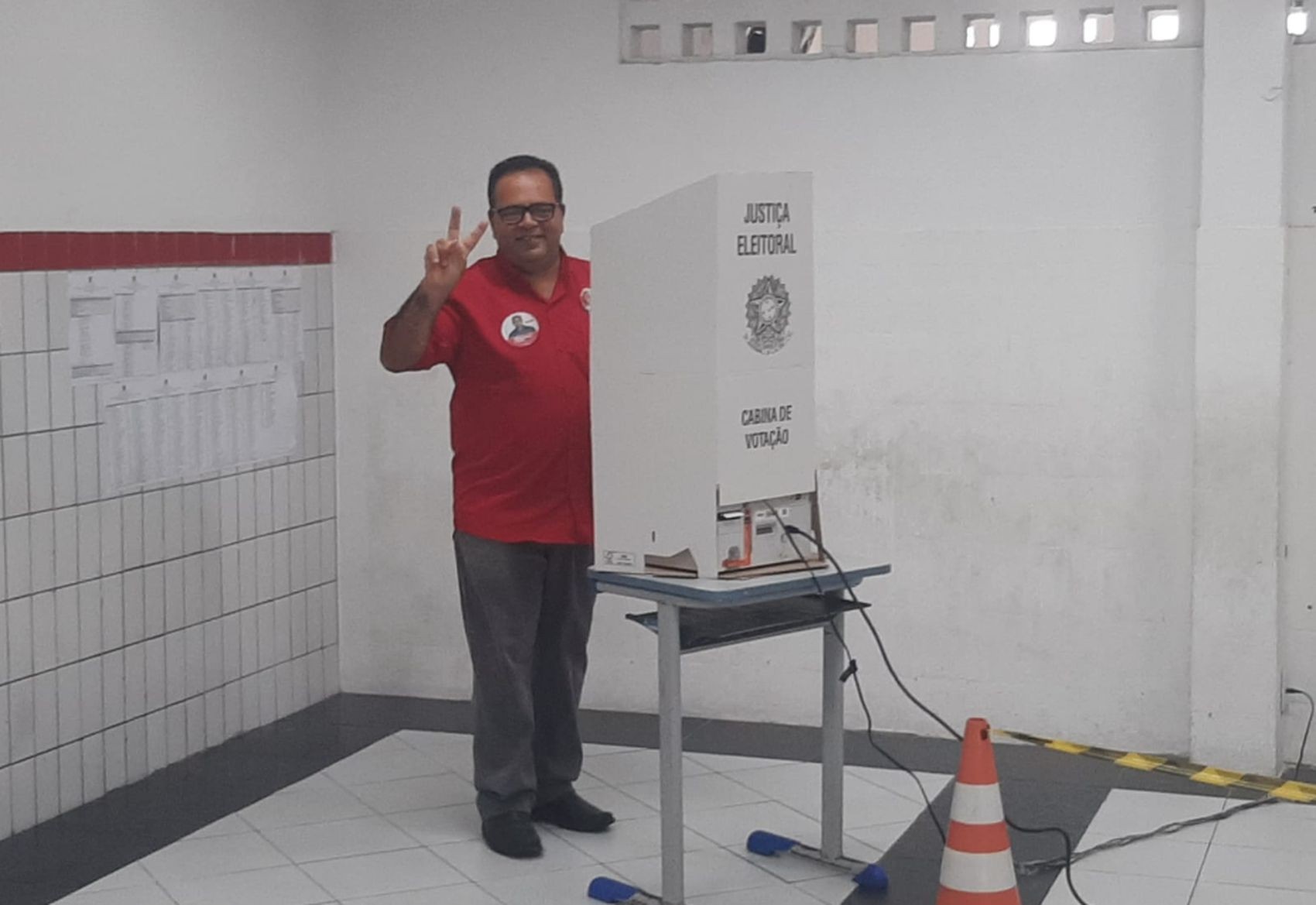 Candidato ao governo de SE, Elinos Sabino (PSTU), vota em Aracaju