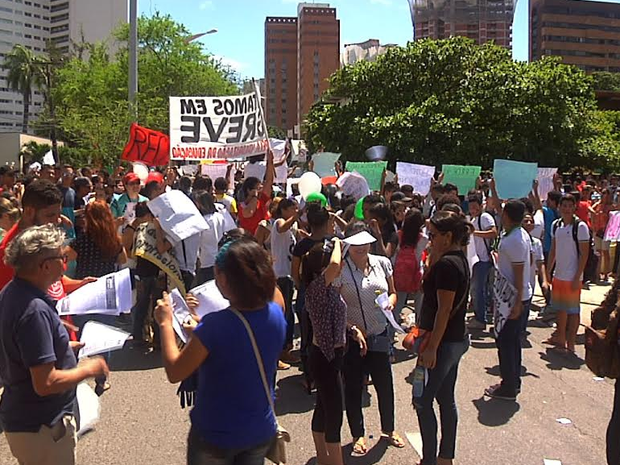 Professores estaduais em greve protestam na sede do governo do CE (Foto: Leandro Lima/TV Verdes Mares)