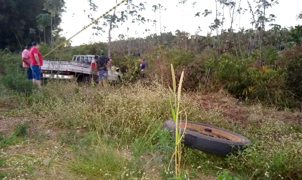 Ápós o choque com a charreta, a caminhonete bateu contra uma árvore ao lado do acostamento da vicinal — Foto: Valdecir Luis/Divulgação