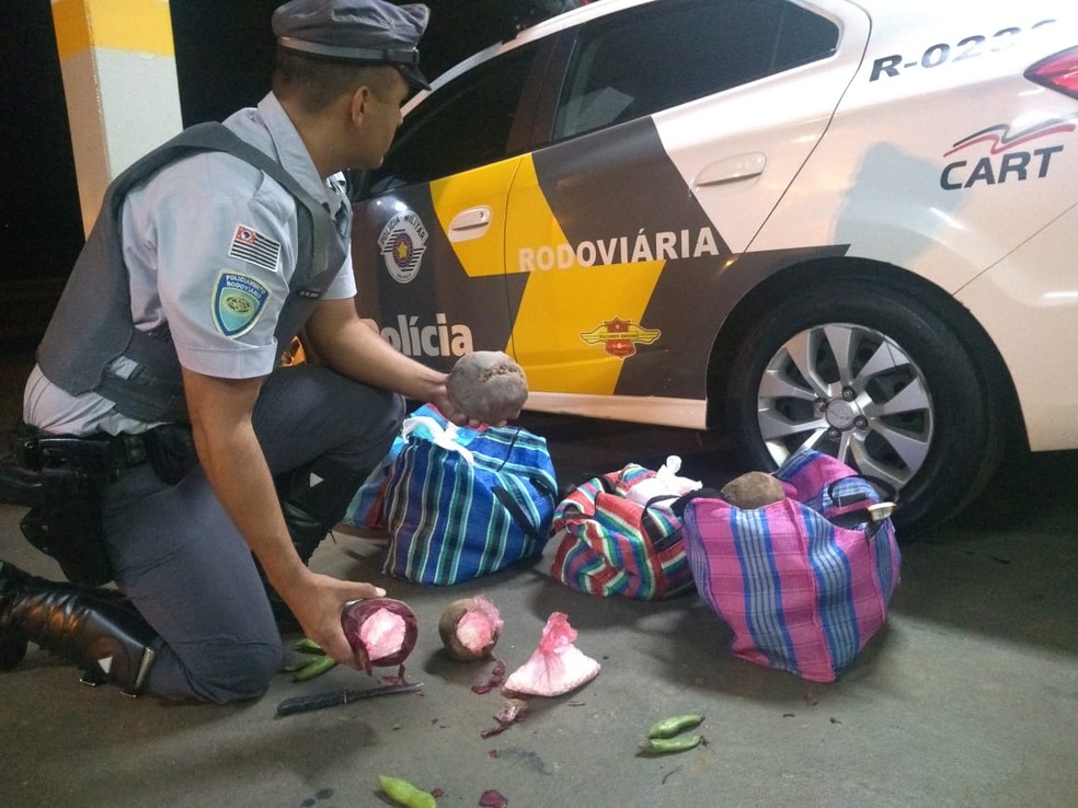 Polícia Rodoviária de Assis apreende mais de 26 quilos de cocaína escondidos em beterrabas — Foto: Polícia Rodoviária/Divulgação