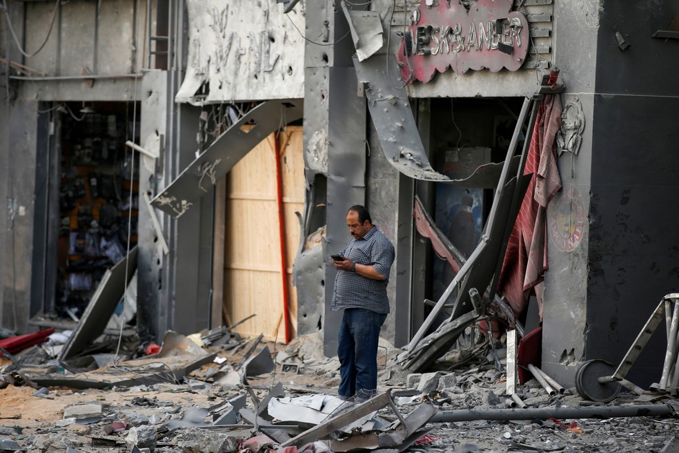 Prdio destrudo por bombardeios em Gaza, em 13 de maio de 2021  Foto: Suhaib Salem/Reuters