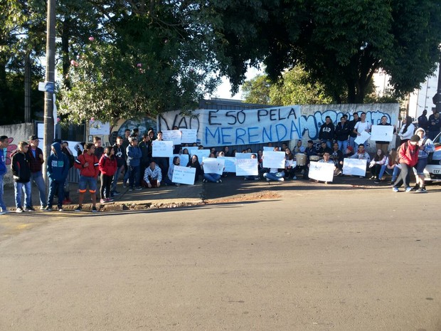 Alunos do Colégio São Vicente fazem protesto por demissões de professores -  Jornal O Globo