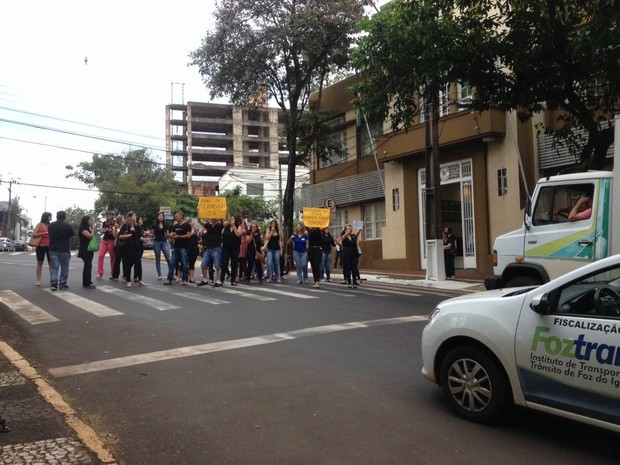 Grupo de cerca de 40 professores municipais protestou em frente ao prédio da prefeitura de Foz do Iguaçu, onde fica o gabinete do prefeito Reni Pereira (Foto: Izabelle Ferrari / RPC)