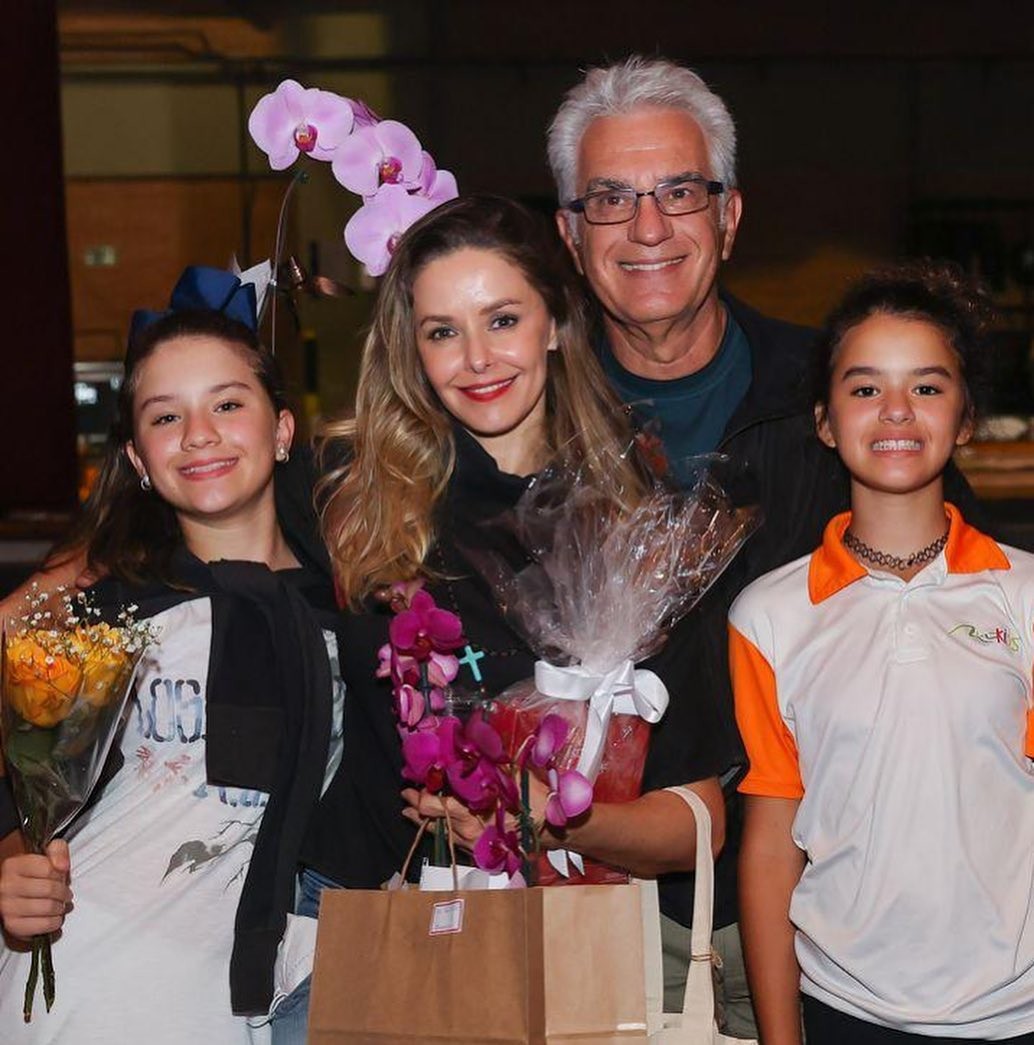 Bianca Rinaldi, Eduardo Menga e as gêmeas Sofia e Beatriz (Foto: Reprodução/Instagram)