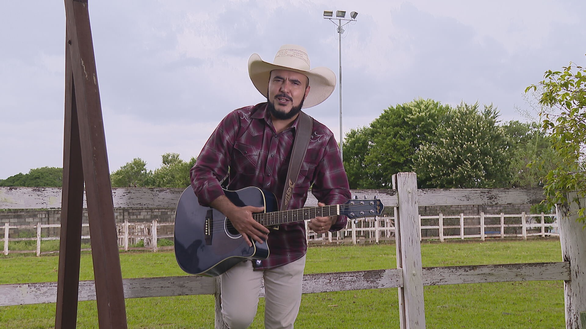 Cantor que ficou conhecido depois de ser tirado do palco por cavalo, durante live no DF, se recupera de queimaduras graves após acidente em fogueira