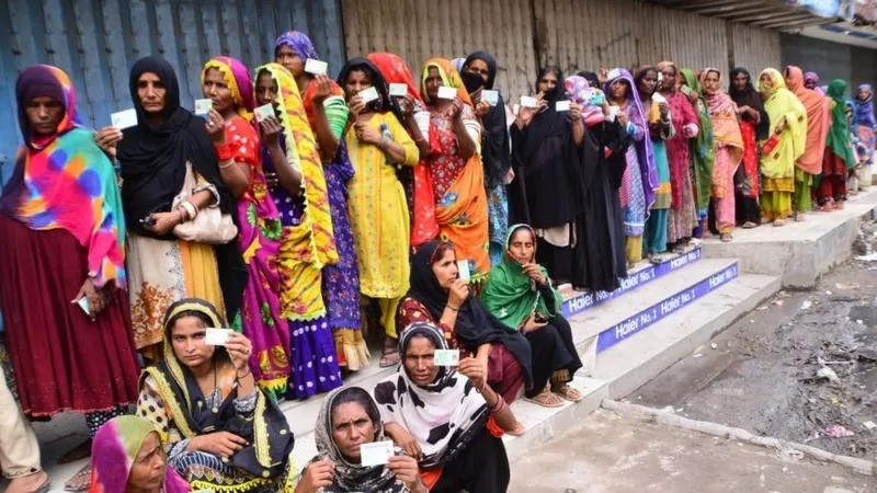 Filas enormes se formaram em frente a locais que oferecem ajuda (Foto: GETTY IMAGES via BBC)