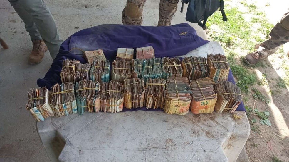 Além das armas e das drogas, mais de R$ 136 mil foram apreendidos com o grupo em fazenda de Itapipoca — Foto: PMCE