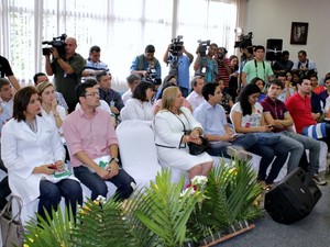 Médicos brasileiros participaram de recepção na sede da Fundação de Medicina Tropical nesta segunda-feira (2) (Foto: Camila Henriques/G1 AM)