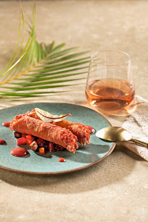 Cannoli de frutas vermelhas. Prato de cerâmica da Olaria Paulistana (Foto: Iara Venanzi / Editora Globo)