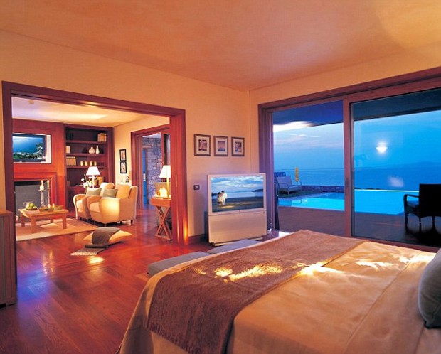  As suites no Grand Lagonissi são todas de luxo e estão equipados com televisões e camas gigantes, além de uma área de estar relaxante (Foto: Reprodução)