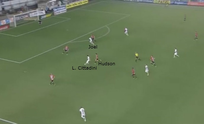 Hudson vacila na marcação, e Léo Cittadini encontra Joel na área para marcar (Foto: GloboEsporte.com)