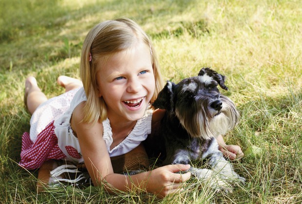 Criança com cachorro (Foto: Thinkstock)
