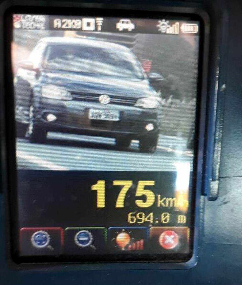 Carro passou a 175 km/h em rodovia na Serra catarinense.  (Foto: Divulgação/PRF-SC)