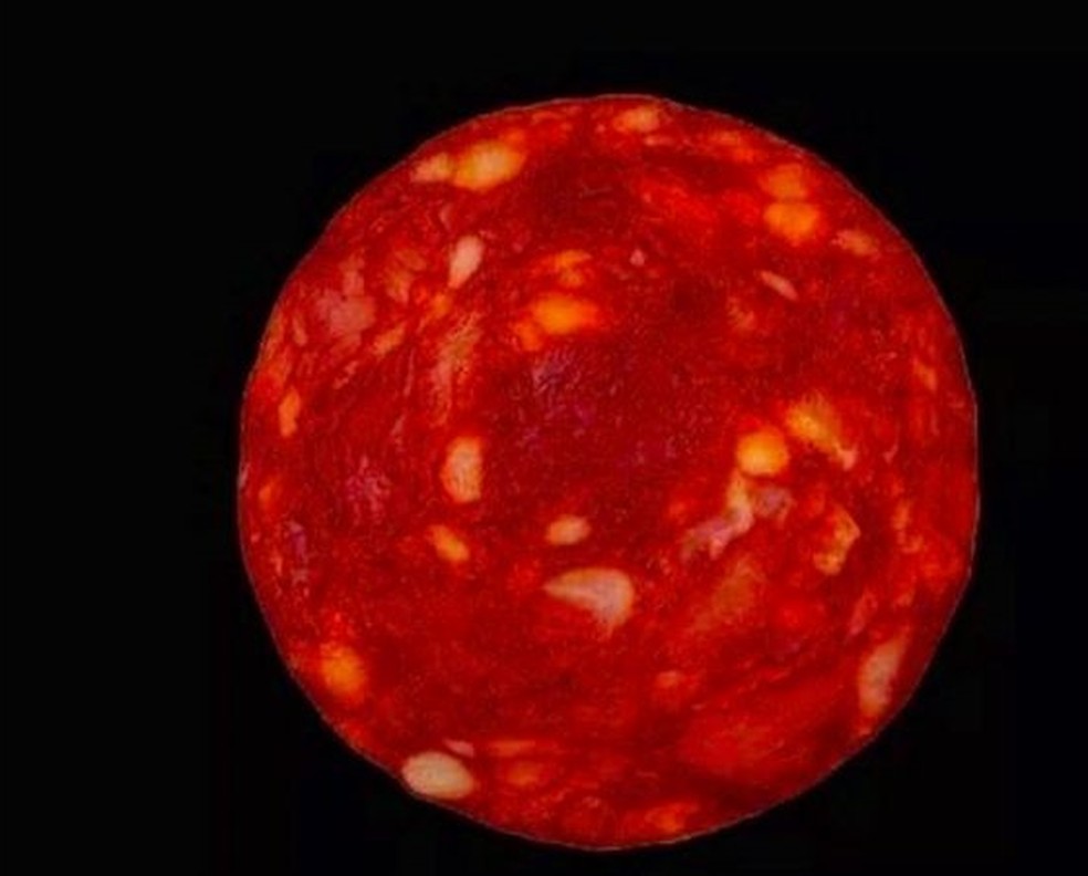 Imagem de um salame usado por um cientista francês em uma piada como se fosse uma estrela próxima ao sol — Foto: Étienne Klein