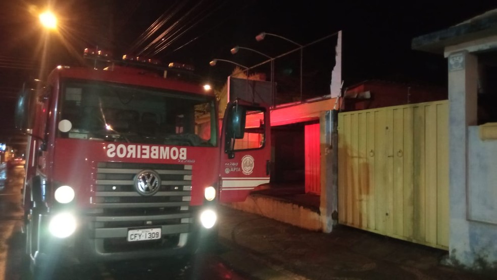 Bombeiros encontram corpo carbonizado em imóvel incendiado no centro de Assis — Foto: Arquivo pessoal/Sidney Fernandes