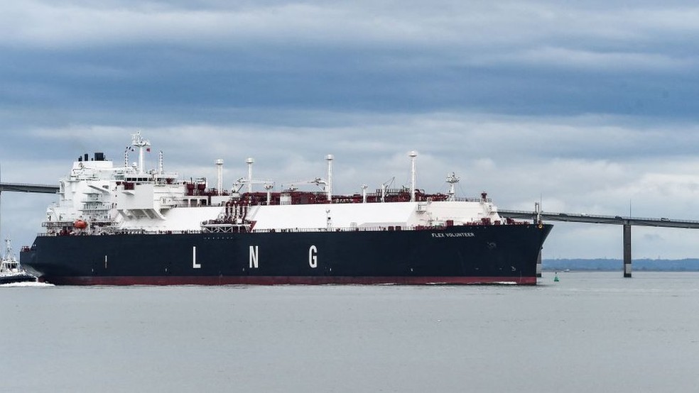Gás natural liquefeito pode ser transportado em navio - e é uma das alternativas usadas pelos países europeus para substituir o gás russo — Foto: BBC/GETTY IMAGES
