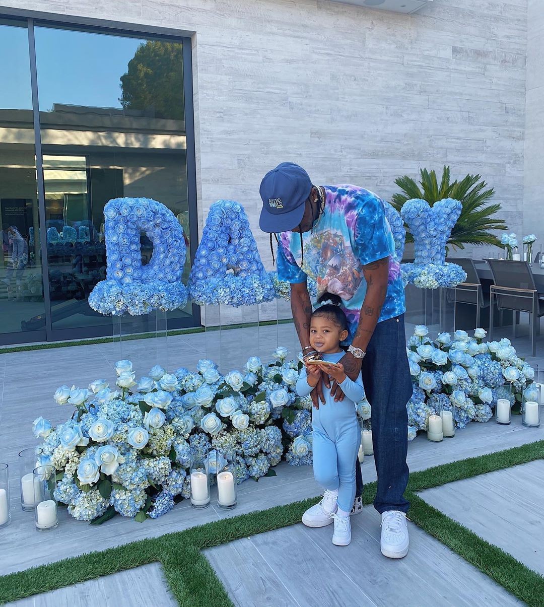 Travis Scott e Stormi em festa produzida por Kylie Jenner para os Dia dos Pais (Foto: Instagram)