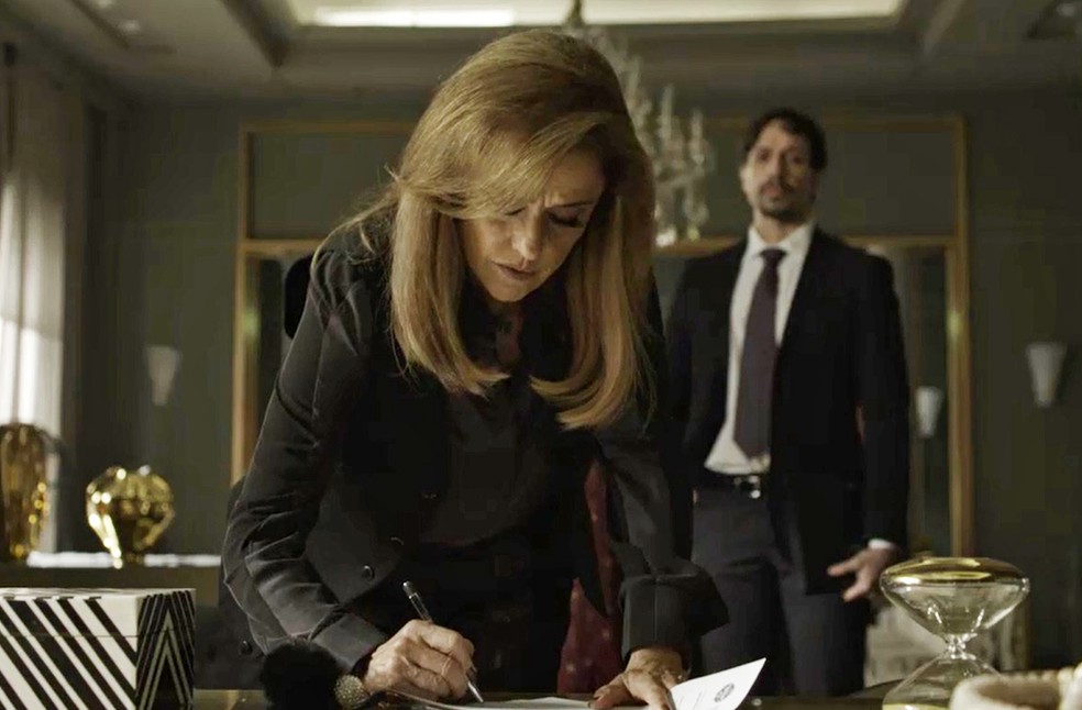 Sophia recebe intimação (Foto: TV Globo)