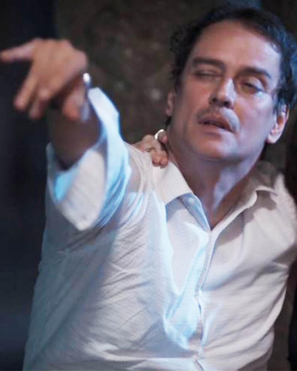 Bêbado, Edgar (Marcello Antony) diz que Bóris (Mouhamed Harfouch) vai voltar  — Foto: Globo