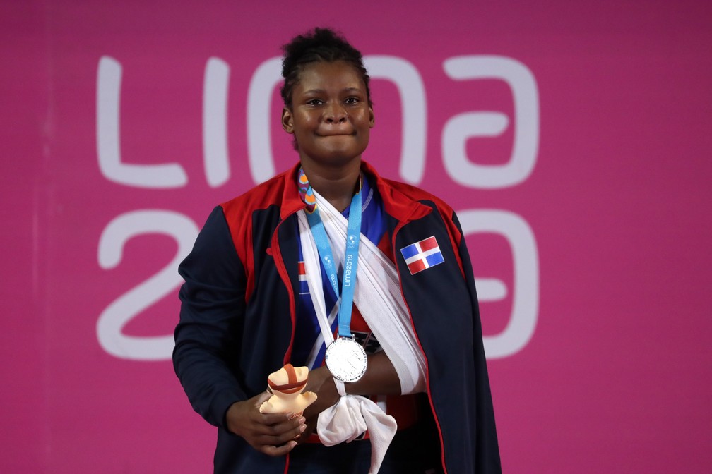 Mesmo com o braÃ§o enfaixado, a atleta foi ao pÃ³dio receber a prata â€” Foto: REUTERS/Guadalupe Pardo