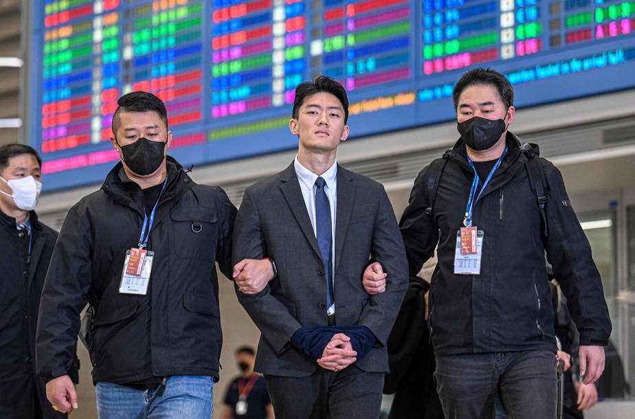 Chun Woo-won, neto do ex-presidente sul-coreano Chun Doo-hwan, é preso ao chegar ao Aeroporto Internacional de Incheon, a oeste de Seul, em 28 de março de 2023