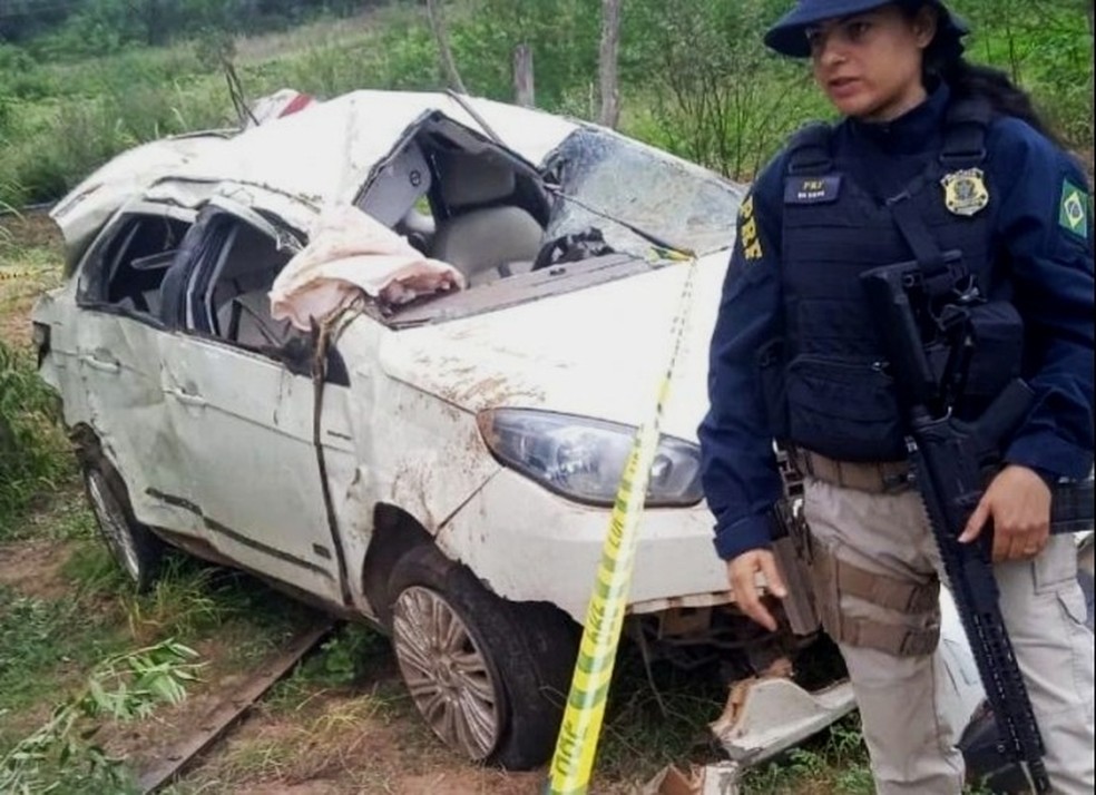 Acidente com carro mata uma pessoa e deixa outras três feridas na BR-235 — Foto: Reprodução/TV Bahia