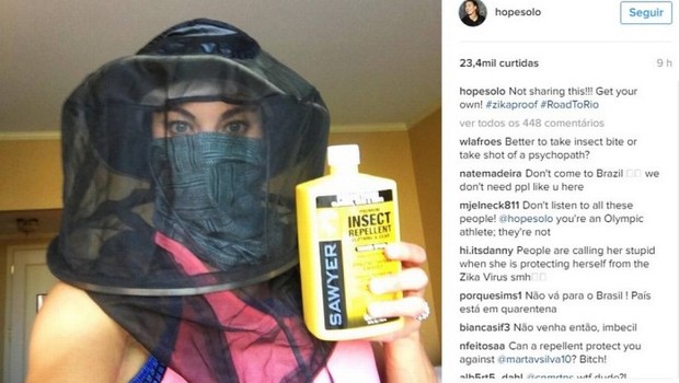 A goleira americana Hope Solo postou em sua página no facebook uma foto em que mostra como se proteger da zika: pegou mal (Foto: Reprodução/Facebook)