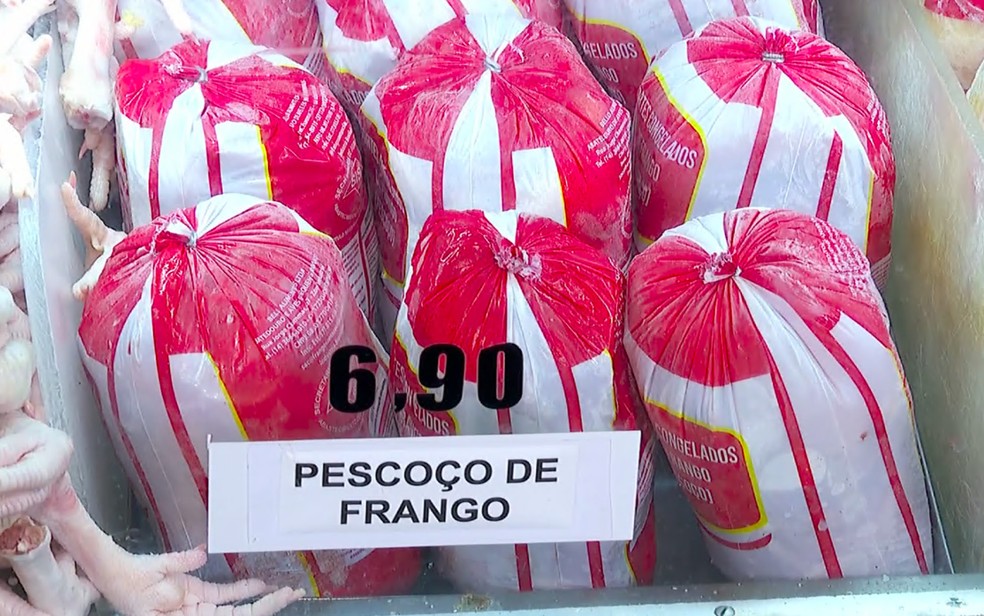Quilo do pescoço de frango é vendido a R$ 6,90 em açougue de Ribeirão Preto, SP — Foto: Chico Escolano/EPTV